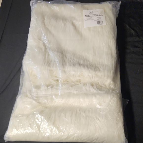 Mainstays Other - Mainstays Soft White Faux Fur Throw Blanket